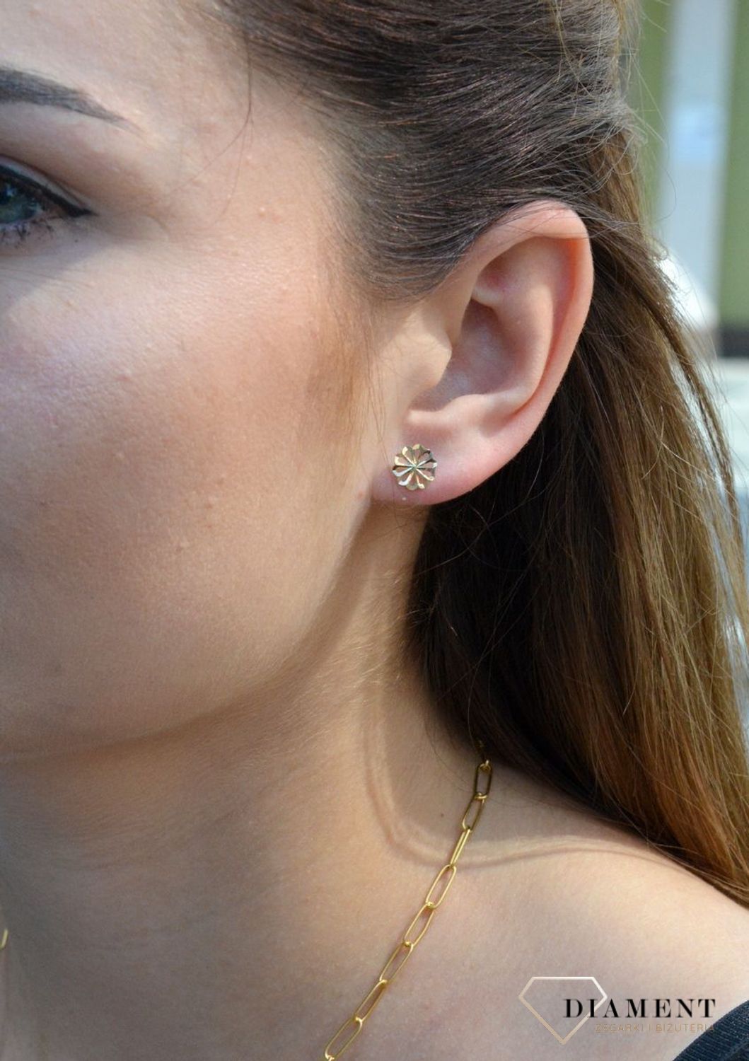 Złote kolczyki 333 wkrętki o wzorze kwiatka KL 5703A 333. Złote kolczyki kwiatki. Złote kolczyki na sztyft. Złote kolczyki próby 333. Złote kolczyki idealne na prezent. Złote kolczyki damskie, dziewczęce..jpg